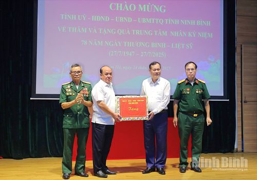 Đồng chí Phó Bí thư Tỉnh uỷ, Chủ tịch HĐND tỉnh thăm, tặng quà Trung tâm Nuôi dư